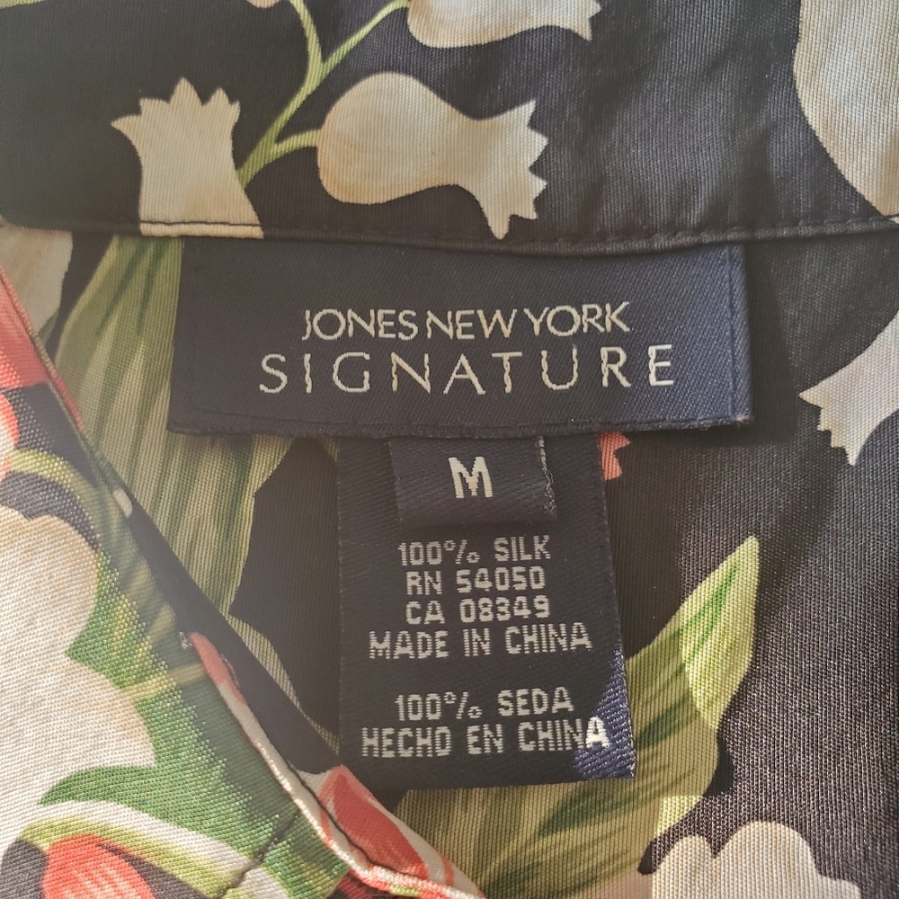 Jones New York Signature Size M 100% Silk button front 3/4 Sl blouse - Picture 3 of 8